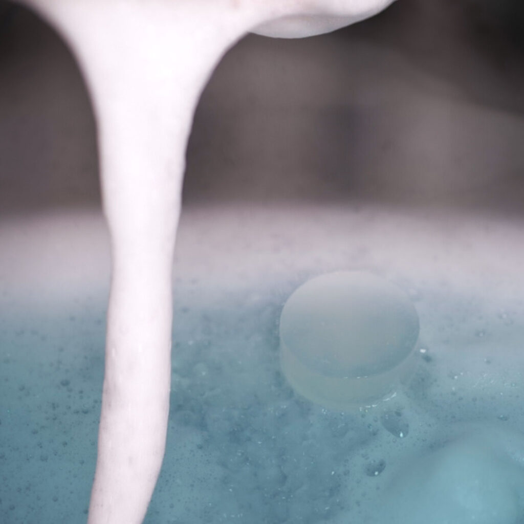 メンズコスメティックFABROUフェイシャルソープのコンセプトムービーサムネイル　濃密な泡が滴り落ちるシーンが写っています