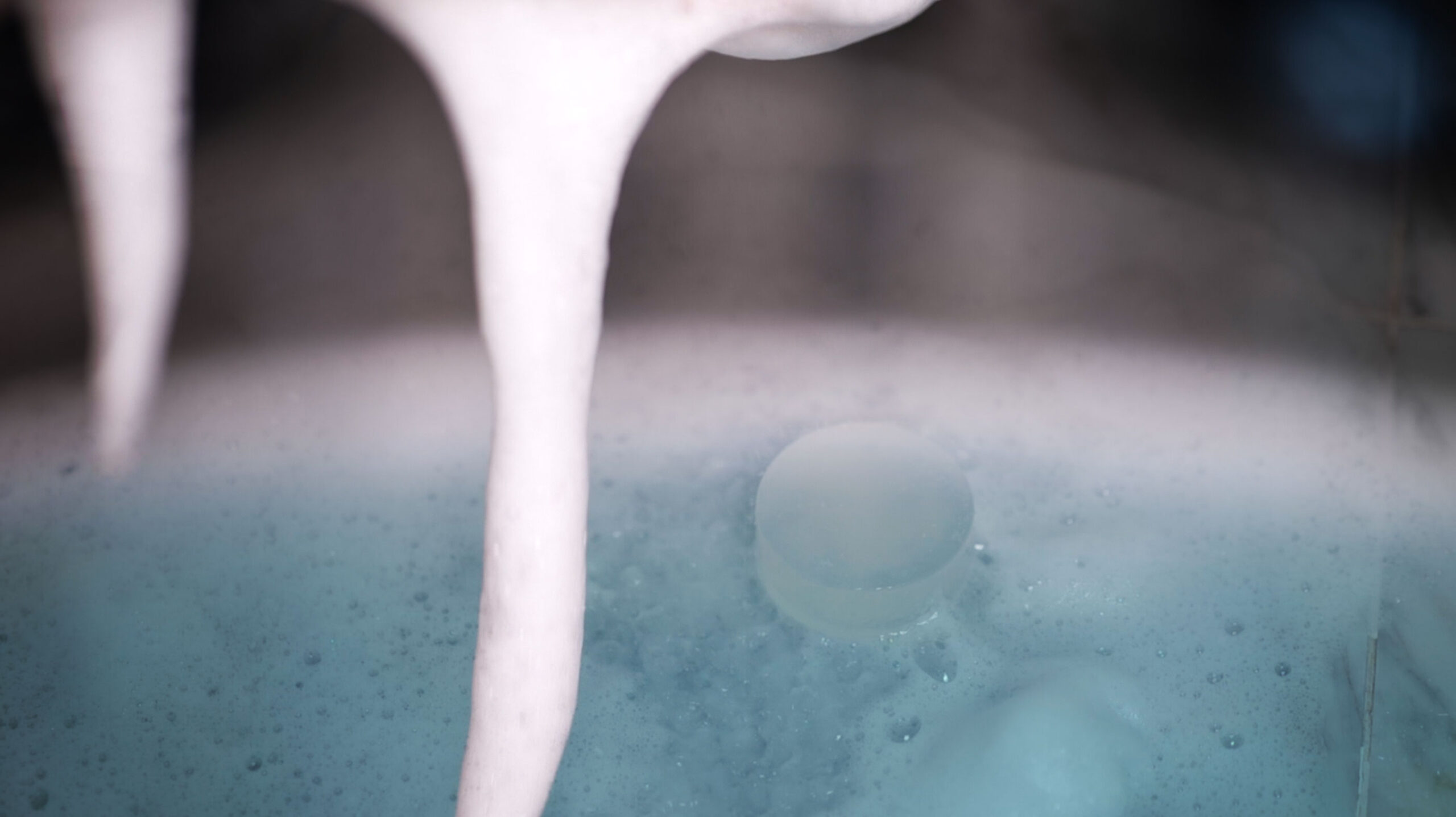 メンズコスメティックFABROUフェイシャルソープのコンセプトムービーサムネイル　濃密な泡が滴り落ちるシーンが写っています