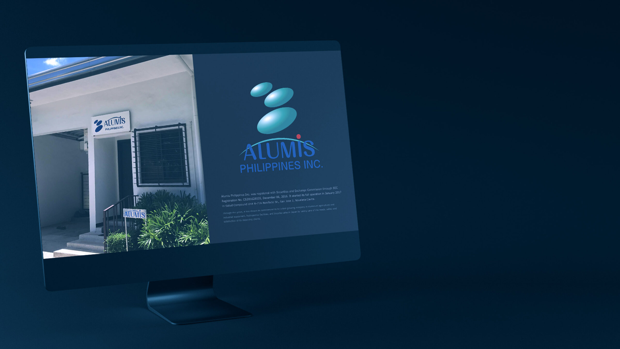 株式会社アルミスフィリピン支社のトップページウェブデザインがデスクトップパソコンに表示されているスティルライフグラフィック写真