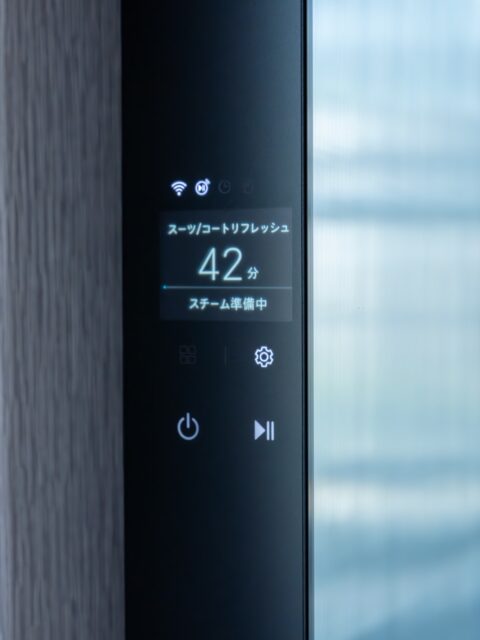 毎日着る服こそ、できるだけ手間なく清潔な状態を保ちたい。
そんな時に活躍するのが LG Styler™（SC5GMR80H） の「リフレッシュコース」です。

他にもLG Styler™（SC5GMR80H） には全41種類のケアコースがあり、専用アプリ「LG ThinQ」を使い本体側のコースを自分好みに設定できます。
パネルから素材や用途に合わせたコースを選ぶだけで、それぞれに最適な温度とスチーム量でお手入れしてくれます。（LG ThinQを使った遠隔操作も可能）

洗えない素材の服でも、特許取得済みの DUAL TrueSteam™ により、純水でつくられたスチームがやさしく確実に働きかけ、生地を傷めにくい温度でケアできるのが安心です。
ハンガーに掛けてボタンを押すだけで、スチームが衣類の隅々まで行き渡り、花粉や菌、ホコリを振り落としてくれるだけでなく、ニオイやシワ、さらに静電気や各種雑菌の低減にも効果を発揮します。
仕事に着ていくスーツや制服から部屋着などの様々なデイリー服が、わずか数十分で着心地の良い状態に整います。

ちょうど礼服を着る機会があり、疲れ帰ってきて脱ぎ捨てたままクシャクシャになり、食べ物やタバコのニオイがついたスーツもLG Styler™（SC5GMR80H） を使えばスッキリします。
特にズボン折り目ケア機能については、以前使っていたLG Stylerのモデルと比べてかなり良くなってると感じました。

そしてもう一つ、個人的にお気に入りなのが、LG Styler™アロマシートを使った香りづけ。
本体のアロマフィルターにシートをセットして運転すると、衣類にほんのり香りがプラスされ、クローゼットを開けた瞬間の心地よさが違います。
出かける準備の時に、着替えと同時に気分までリフレッシュできるのが嬉しいポイントです。
これは前モデルから受け継がれているものですが、コットンシートにお気に入りの香水を数滴垂らしてアロマシートとと同じ使い方もできます。

「除菌・シワ伸ばし・消臭・香り付け」
これらをワンタッチで叶えてくれるLG Stylerは、衣類ケアを“家事”から“日常のルーティン”に変えてくれる存在です。

ちなみに、この間まで愛用していたLG Styler前モデルと比べて、稼働中の動作音や本体の微妙な揺れが格段に抑えられているのを実感しました。
さすがのフラグシップモデルだけあり、様々な面で体験価値の高い衣類ケア家電になっていると思います。

提供：LG Electronics Japan株式会社 @lg_japan 
#PR #LG #LGStyler #LGスタイラー #衣類ケア #衣類ケア家電 #スタイラー #衣類スチーマー #おうちクリーニング #便利家電 #QOL向上 #デザイン家電 #ドライクリーニング