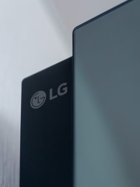 この度、LG Electronicsの衣類ケア家電「LG Styler™」最新モデルの公式アンバサダーに就任いたしました。

およそ6年前にも同製品の別モデル（LG Styler™ / S3MF）の公式アンバサダーを務めており、今回が2度目の活動となります。

.

衣類ケアの頼れる相棒として、以前の LG Styler™（S3MF） を長年愛用していました。
シンプルにハンガーに掛けてモードを選ぶだけで、服のニオイやシワ、花粉・菌・ホコリがしっかり低減される機能には、当時から感動していました。

そして今回の最新モデル LG Styler™（SC5GMR80H） は、まさに「これぞ進化形」。

大きな進化ポイントのひとつは、庫内の収容量アップ。
衣類5着＋ズボン1本を同時にケアできるようになりました。
さらに、庫内に収納できる「高圧ハンディスチーマー」が新たに搭載され、忙しい朝でもポケットや襟元などの細かなシワをピンポイントで整えられるのが本当に便利です。

また、リフレッシュコースの所要時間が従来の約48分から約38分へと大幅短縮されたのも驚きでした。
これはInverter HeatPump™が1つから2つにパワーアップしたからのようで、さらにDUAL TrueSteam™とDynamic MovingHanger™の相乗効果で、ニオイやシワ、花粉などを効率的にケアできるように。

操作はこれまで同様シンプル。扉を開けて衣類を掛け、モードを選び、スタートするだけ。
ズボンの折り目ケアは旧モデルよりも安定感のある仕上がりになったと感じます。
除菌や少量の洗濯物乾燥、そして部屋の除湿までこなす多機能ぶりは健在でです。

デザイン面もさらに洗練され、まるでインテリアの一部のような存在感。
全身を映せるミラー扉はより大きく見やすくなり、タッチパネルも反応が良く、直感的に操作できます。
庫内の細部にまでこだわった設計で、扉を開けるとふわっとLEDが点灯する高級感は、つい何度も開けたくなってしまいます（笑）

新モデルならではの時短・パワーアップ・デザイン進化を兼ね備えた、おすすめ衣類ケア家電＆インテリア家電  LG Styler™（SC5GMR80H）。

次回は、デイリーケアとしての使用感や、衣類に合わせた豊富なケアコースについてもご紹介していきます。

提供：LG Electronics Japan株式会社 @lg_japan 
#PR #LG #LGStyler #LGスタイラー #衣類ケア #衣類ケア家電 #スタイラー #衣類スチーマー #おうちクリーニング #便利家電 #QOL向上 #デザイン家電 #ドライクリーニング