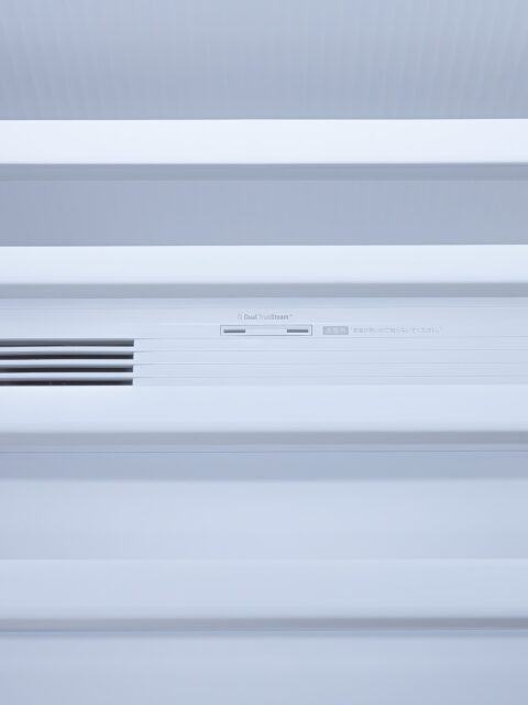 LGならではのスチームケアで衣類をリフレッシュ。
衣服のしわやニオイを抑えるだけでなく、帽子やスカーフなどの小物までやさしくお手入れ。
水の力だけで有害物質を取り除くため、化学薬品を使わず環境にも配慮できます。

■お家で洗えない衣類や小物もおまかせ

LG Stylerは、衣類だけでなく帽子やスカーフ、寝具といった小物までケアできるのが魅力です。
特に帽子は汗や皮脂で意外と汚れがちなアイテムですが、毎回洗うのは難しいもの。LG Stylerに入れてリフレッシュコースを選ぶだけで、水だけでつくられたスチームが帽子全体に行き渡り、除菌・消臭してくれるのでとても安心です。

また、普段の洗濯では扱いにくいウールやニット、カシミア素材でも、専用コースで優しくケア可能。実際にウールとカシミアのニットを試したところ、縮むことなくふんわり感がよみがえり、気になっていたニオイもすっきりしました。静電気を抑えて“まとわりつき”を軽減してくれる「静電気除去機能」も冬物には嬉しいポイントです。

＿

■冬物コートやダウンのシーズンオフケア

冬に活躍したコートやダウンジャケットは、毎日洗うわけにもいかず、保管中のニオイも気になるもの。
LG Stylerのリフレッシュコースなら、スチームで除菌しながらシワやニオイも同時にケア。毎回クリーニングに出さなくても、自宅で手軽に清潔を保てます。

さらに、専用の「ダウンジャケットリフレッシュ / ダウンジャケット乾燥」コースでは、優しいスチームとダウン・フェザーを傷めにくい低温で乾燥できるため、ふんわりと仕上がります。夏のこの時期に一度かけておくことで、シーズンオフの保管でつきやすい“こもった臭い”を防げそうですね。次の冬も気持ちよく着られるのは本当にありがたいです。

＿

■LG Stylerが頼れる理由 – アレルギー・ウイルス対策

花粉やダニ、ウイルス対策の観点からも、衣類ケアはとても重要です。
LG Stylerは、純水から作られるTrueSteamと、毎分350回という高頻度で動く振動ハンガーラックの組み合わせによって、衣類に付着した微細な粒子をしっかり振るい落とします。従来モデルが180回/分だったのに対し、約2倍に進化している点も大きな違いです。
ポケットや裏地の奥までスチームが行き届くので、花粉シーズンには特に重宝しますね。

＿

■LG Stylerの仕組みを簡単に解説すると…

1.スチーム浸透：純水スチームが衣類の繊維まで入り込み、ニオイ成分や雑菌に働きかけます。
2.振動除去：ハンガーラックが毎分350回振動し、ほこりや花粉を効果的に振るい落とします。
3.低温乾燥：ヒートポンプによる約40℃の低温乾燥で、生地を傷めず湿気を取り除きます。
4.折り目ケア：特許技術のパンツプレス機能で、ズボンのシワを整え、センタープレスラインをきれいにキープ。

「洗う」ではなく「ケアする」という新しい選択肢として、衣類の清潔と美しさを両立できるのがLG Stylerの大きな魅力です。

提供：LG Electronics Japan株式会社 @lg_japan 
#PR #LG #LGStyler #LGスタイラー #衣類ケア #衣類ケア家電 #スタイラー #衣類スチーマー #おうちクリーニング #便利家電 #QOL向上 #デザイン家電 #ドライクリーニング