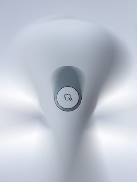 「忙しい朝の救世主」
LG Styler™ 最新モデルには、新しく 高圧ハンディスチーマー が内蔵されました。

扉の内側にスマートに収納されているので、使いたいときにサッと取り出せて、使わないときはすっきり収納。追加の設置スペースも不要です。

特に実感したのは、出勤前やお迎え前など「あ、ここにシワが！」という時。
シャツの前身頃やズボンの裾など、気になる部分を吊るしたままピンポイントでケアできるので、アイロン台いらず。襟元や袖口、しつこいシワの仕上げにも最適でした。

さらに、スチームは 高・中・低の3段階調整 が可能。コットン・ウール・シルクなど、衣類の素材に合わせて繊細にケアできます。
本体の給水タンクと共用しているので、ハンディスチーマー単体での給水や後片付けの手間もなく、とにかくラク。

⚠️スチーマー使用時は、必ずLG Styler™付属の専用のミトンを手に装着してご使用ください。

高圧ハンディスチーマーは、専用のお手入れメニューをタッチするだけで自動クリーニングが可能。
日常のケアも手間なく行えるので、常に清潔で安心してお使いいただけます。

「1分でも時間が惜しい朝」にこそ実力を発揮する、おすすめ衣類ケア家電 LG Styler™。
衣類ケア性能だけでなく、洗練されたデザイン性も兼ね備えているので、暮らしに溶け込むインテリア家電としてもおすすめです。

提供：LG Electronics Japan株式会社 @lg_japan 
#PR #LG #LGStyler #LGスタイラー #衣類ケア #衣類ケア家電 #スタイラー #衣類スチーマー #おうちクリーニング #便利家電 #QOL向上 #デザイン家電 #ドライクリーニング