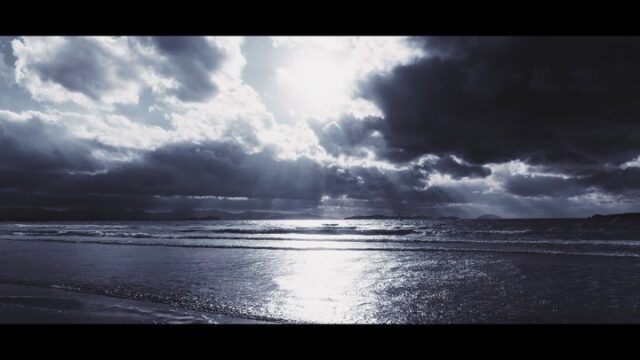 .
かがみの海
Filmed by H I G A S H I Y U K I ®

#motionpicture #motioncapture #arrilogc3 #adobepremierpro #lumix #shotonlumix #lumixjapan #lumixs1m2 #lumixspro70200mmf28ois #lumixspro2470 #公益社団法人日本広告写真家協会 #調査研究事業部 #宮地浜 #福津市 #福岡県 #fukuokapics

宮地の門、Wind of Goldに続き、３つ目最後の自主作品。
宮地浜海岸の砂浜は、干潮時に空を反射して神秘的な「かがみの海」という別名で地元では有名です。
濡れた砂浜はクローム感があり、無機質な独特の表情を見せます。
この光景を、かがみの中にいるような異世界感をテーマにしたエピックなカラーで表現。飛び去るカモメ、月明かりが差すような暗い空、そして濡れた砂浜で、神秘的な作品を目指しました。

強めのブラックミストレンズフィルターを装着して撮影したため、
陽の光と水面や干潟に反射する光が綺麗に拡散されて印象的な映像となりました。

撮影した日は強風だったので、完璧なかがみの海が見れなかったのがちょっと残念でした。