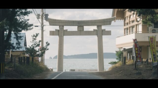 .
宮地の門
Filmed by H I G A S H I Y U K I ®

#motionpicture #motioncapture #arrilogc3 #adobepremierpro #lumix #shotonlumix #lumixjapan #lumixs1m2 #lumixspro70200mmf28 #公益社団法人日本広告写真家協会 #調査研究事業部 #宮地浜 #福津市 #福岡県 #fukuokapics 

宮地の門。
宮地浜海岸の入り口となる、象徴的なロケーション。
福岡県保安の松林の先には、厳かな石の鳥居が立ち、その先に海が広がる情景が素敵なところです。カラーグレーディングは控えめに、アンビエント音を主体としたオーソドックスな繋ぎで構成。地元の魅力を伝える観光PR映像のオープニングを想定した自主作品です。

先日仕事で訪れた場所のすぐそばにある海岸で、限られた時間でしか滞在できなかったのですが、絶対に撮ろうと思い最小限の機材で急ぎRecしました。テレコン装着で最長焦点距離400mmで撮った箇所もあります。
マイクは装備しておらず風も強かったため、アンビエントは素材を当て込みました😅