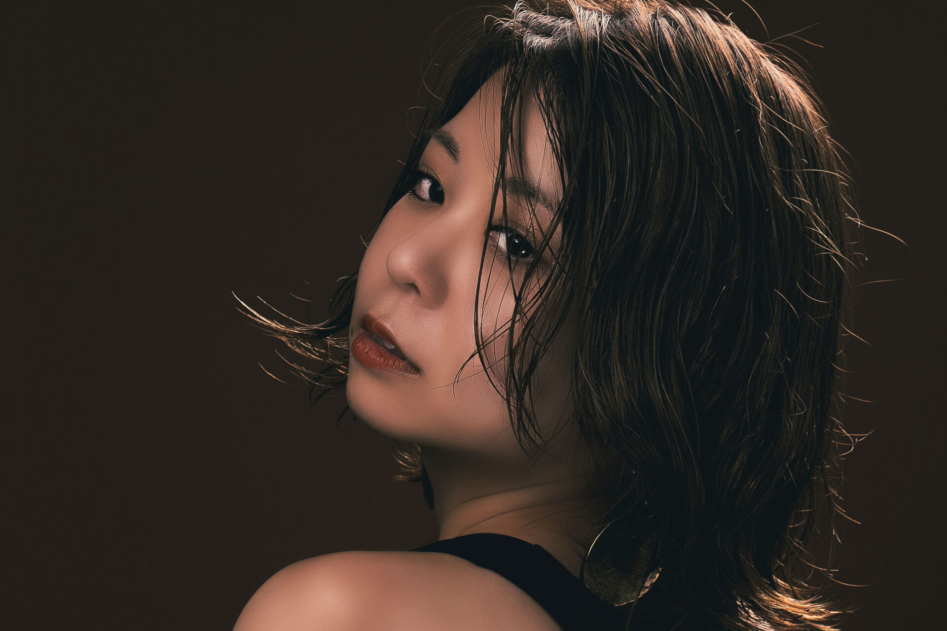 自宅スタジオで撮影したポートレートモデルSerinaさんの写真 ブラウン調のカラーグレーディングで仕上げたビューティレタッチです