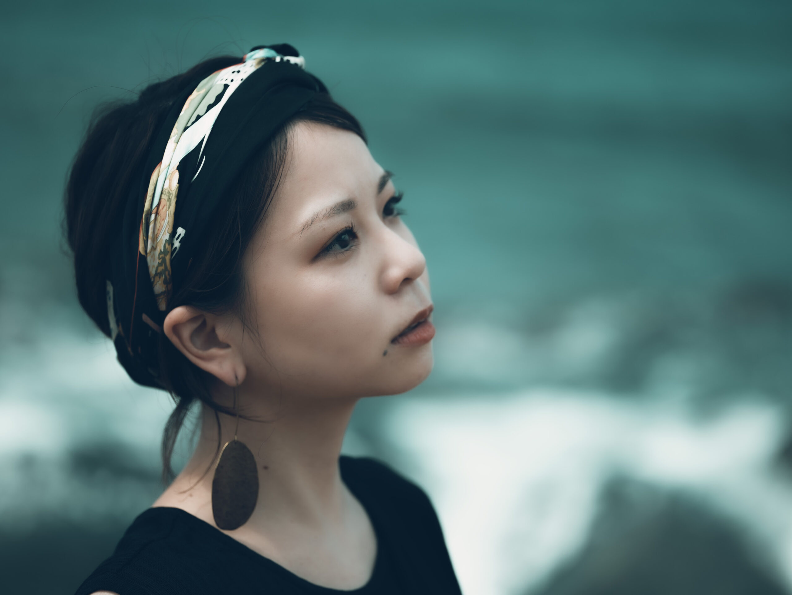 福岡県糸島市二見ヶ浦の海辺で撮影したポートレートモデルSerinaさんの写真　遠くを見つめる複雑な表情の横顔