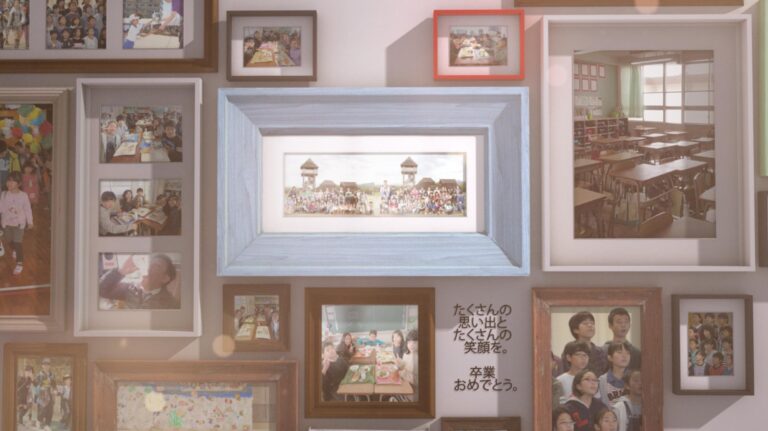 福岡県久留米市立長門石小学校の卒業生達の写真がたくさん額装に収められた風景写真