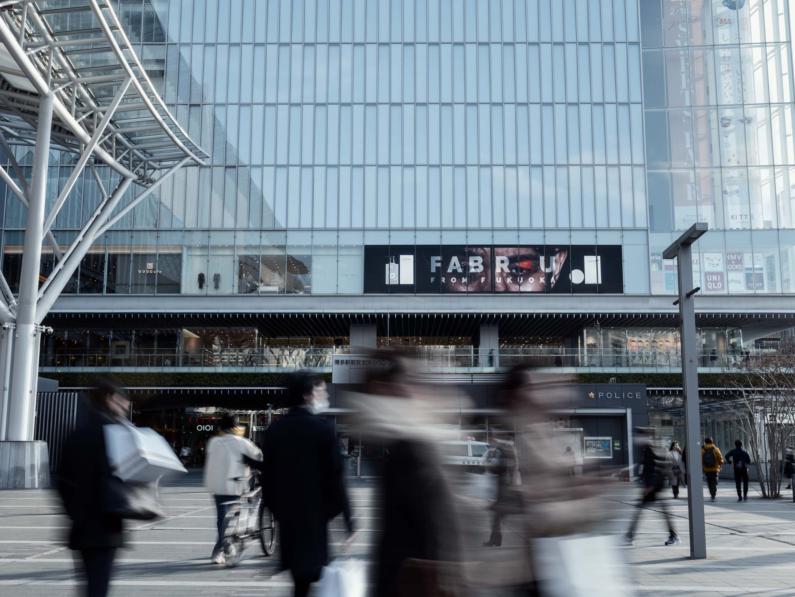 博多マルイ（OIOI）の屋外サイネージで放映中のFABROU（ファブロウ ）15秒コマーシャルが映し出された博多駅前広場