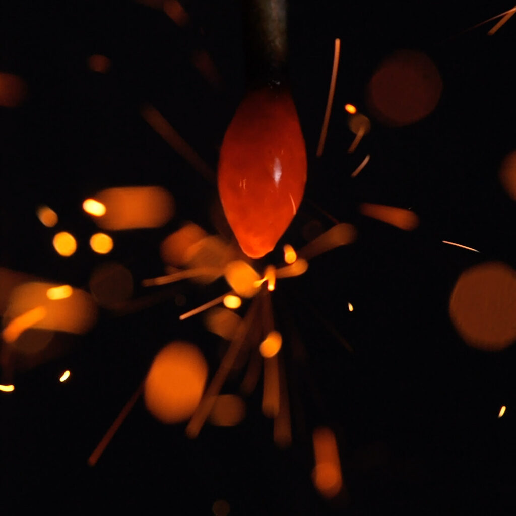 LUMIX CINEMA線香花火の火種から火花が飛ぶ瞬間のマクロ写真