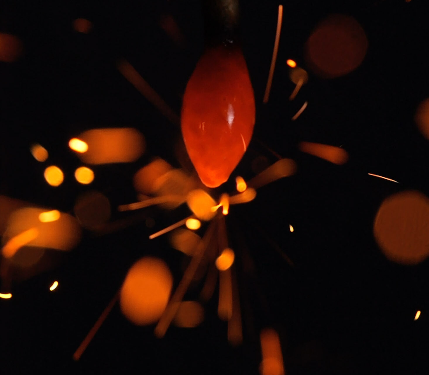 LUMIX CINEMA線香花火の火種から火花が飛ぶ瞬間のマクロ写真