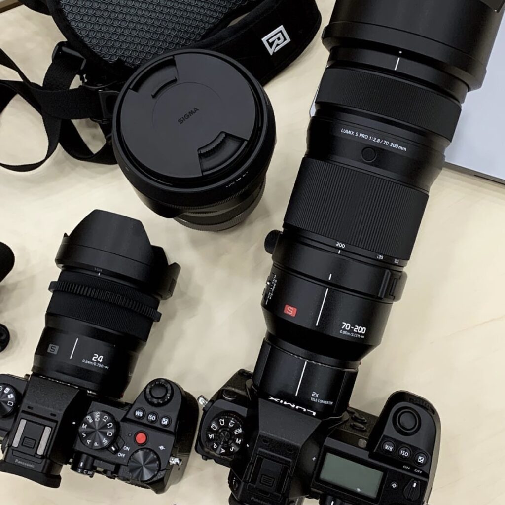 テーブルに置かれたLUMIX S1/S5カメラとSIGMAのレンズ