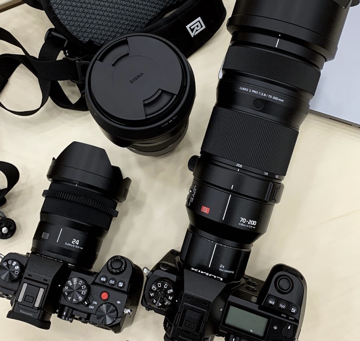テーブルに置かれたLUMIX S1/S5カメラとSIGMAのレンズ