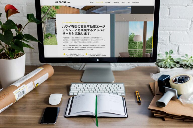 UP CLOSE Inc.ウェブサイトが表示されたデスクトップパソコン