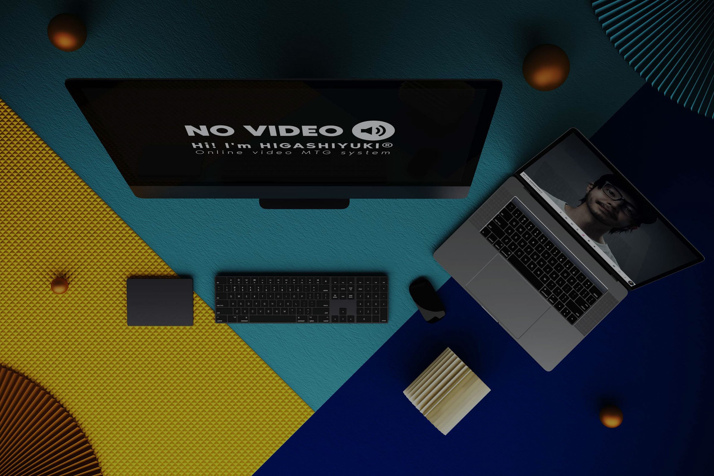 黄と紺の色面に俯瞰で並べたモニターとノートパソコン。画面に「Hi! I'm HIGASHIYUKI® Online video MTG system」